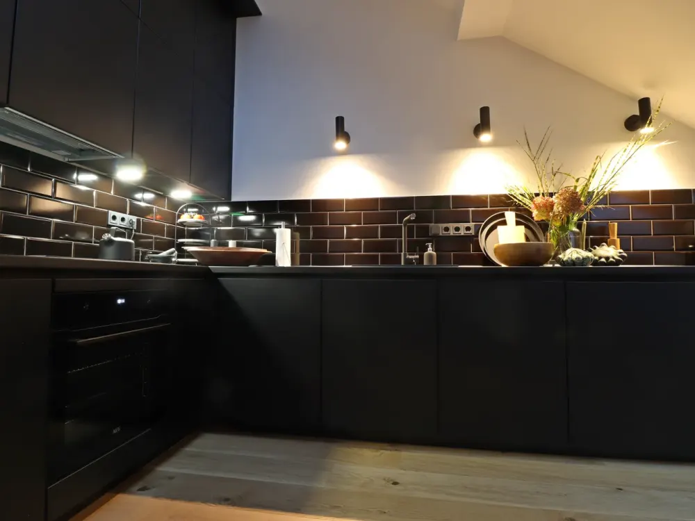 Kernsanierte Dachgeschosswohnung - Komplett möbliert - mit Einbauküche, großer Balkon u. Klimaanlage