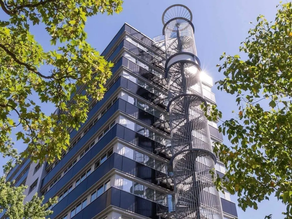 Erstbezug nach Kernsanierung: Modernes City-Apartment mit EBK, Concierge & Skyline-Dachterrassen