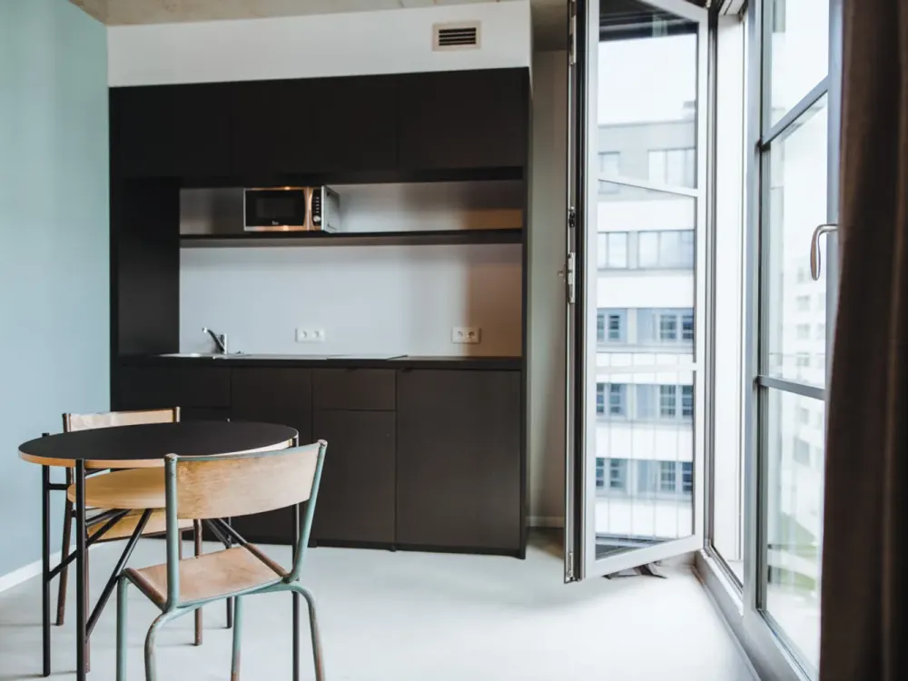Neon Wood Student Housing - Deluxe Balcony Apartment am Frankfurter Tor