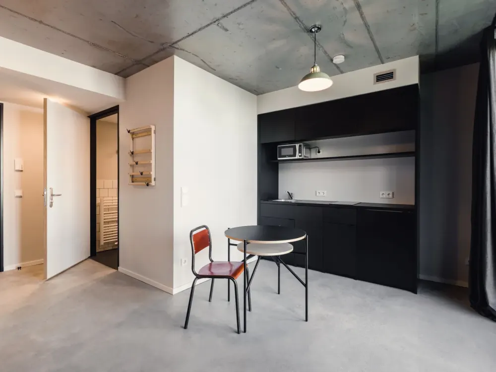 Neon Wood Student Housing - Deluxe Balcony Apartment am Frankfurter Tor