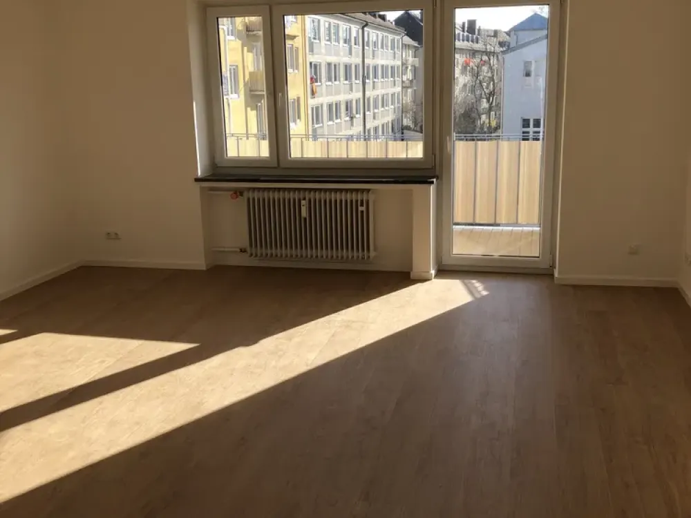 SONNIGE TOLL GESCHNITTENE 2-ZIMMER -WOHNUNG MIT GROßER KÜCHE UND SÜDBALKON