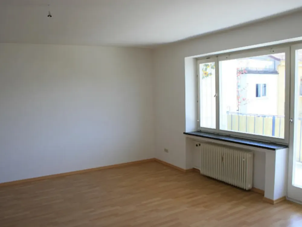 SONNIGE TOLL GESCHNITTENE 2-ZIMMER -WOHNUNG MIT GROßER KÜCHE UND SÜDBALKON