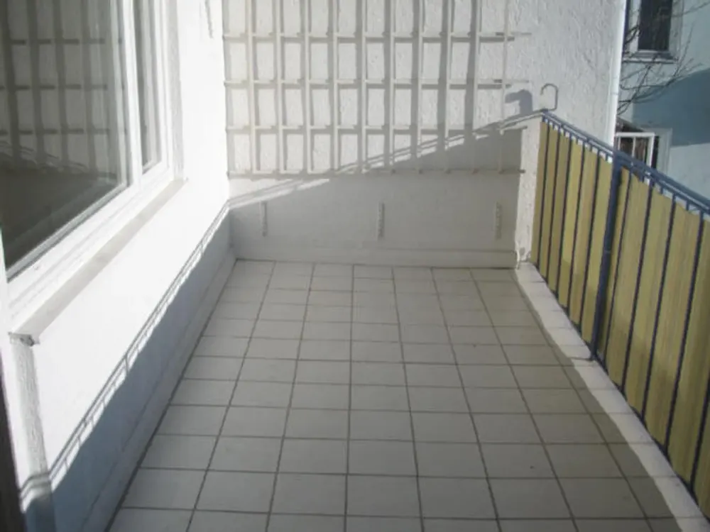 SONNIGE TOLL GESCHNITTENE 2-ZIMMER -WOHNUNG MIT GROßER KÜCHE UND SÜDBALKON
