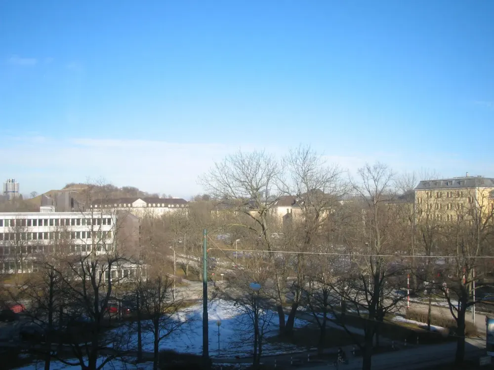 SONNIGE TOLL GESCHNITTENE 2-ZIMMER -WOHNUNG MIT GROßER KÜCHE UND SÜDBALKON