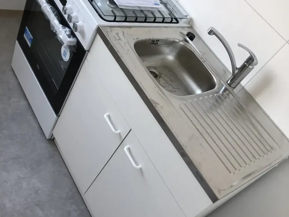 SONNIGE TOLL GESCHNITTENE 2-ZIMMER -WOHNUNG MIT GROßER KÜCHE UND SÜDBALKON