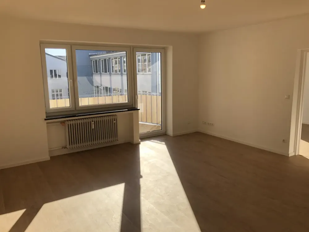 SONNIGE TOLL GESCHNITTENE 2-ZIMMER -WOHNUNG MIT GROßER KÜCHE UND SÜDBALKON