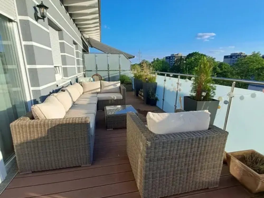 Stilvolle, neuwertige 3-Zimmer-Penthouse-Wohnung mit riesigerTerasse und EBK