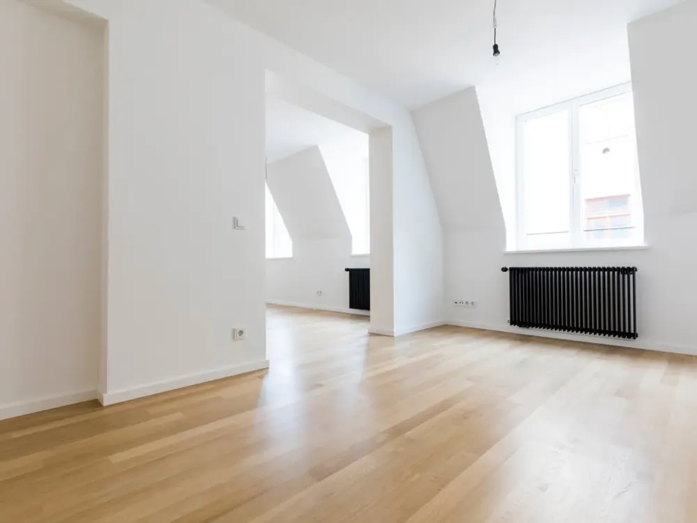 Freie 1,5-Zi.-DG-WHG m. offenem Kochen (EBK) / Essen / Wohnen, Schlafen + Tageslichtbad