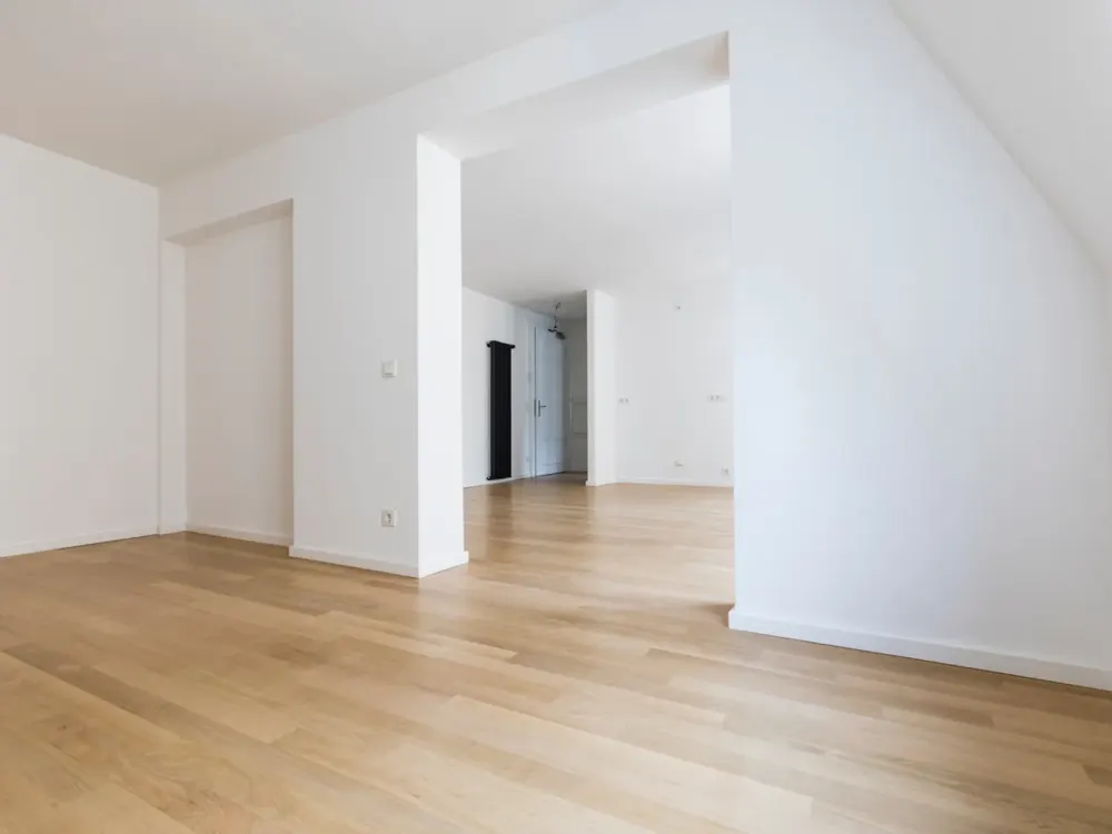 Freie 1,5-Zi.-DG-WHG m. offenem Kochen (EBK) / Essen / Wohnen, Schlafen + Tageslichtbad