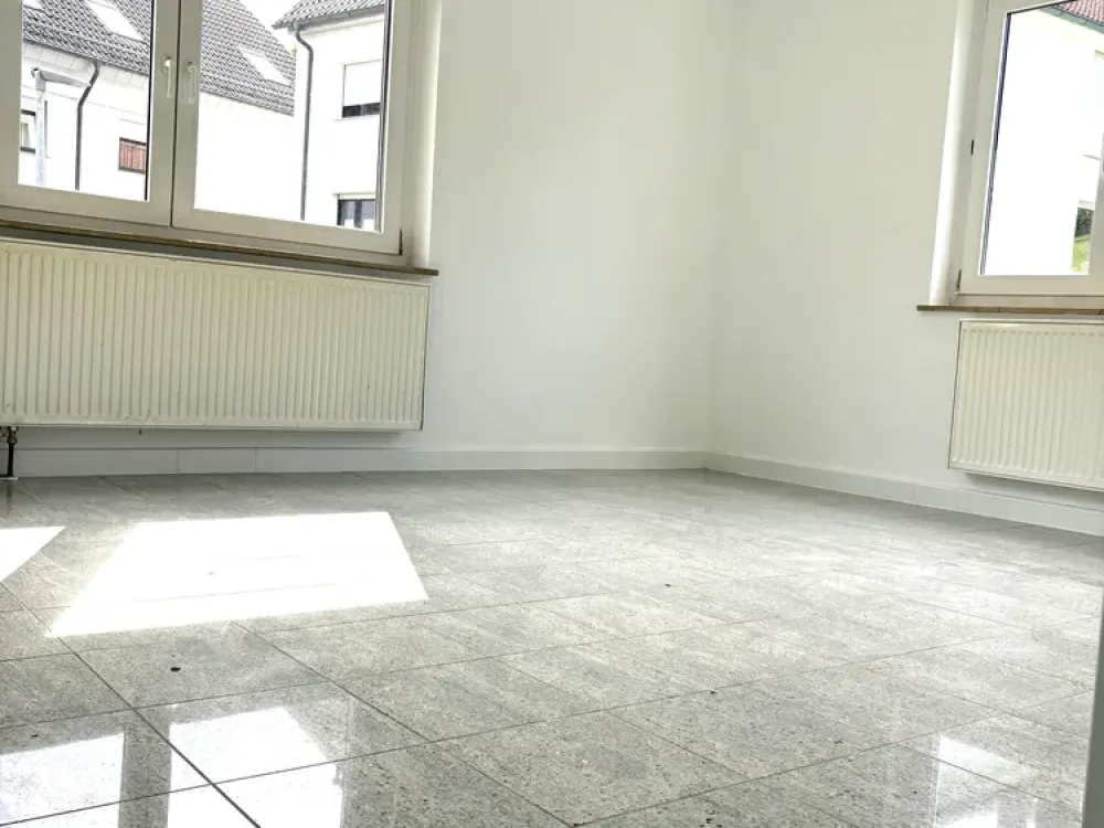Moderne, komplett sanierte 3-Zimmer-Wohnung mit Einbauküche & Stellplatz