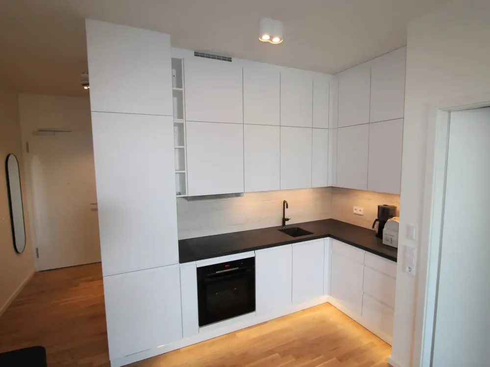 STILVOLL MÖBLIERTE 2-ZI NEUBAUWOHNUNG IM 4.OG MIT AUFZUG & BALKON