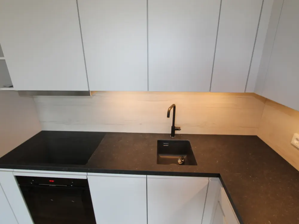 STILVOLL MÖBLIERTE 2-ZI NEUBAUWOHNUNG IM 4.OG MIT AUFZUG & BALKON