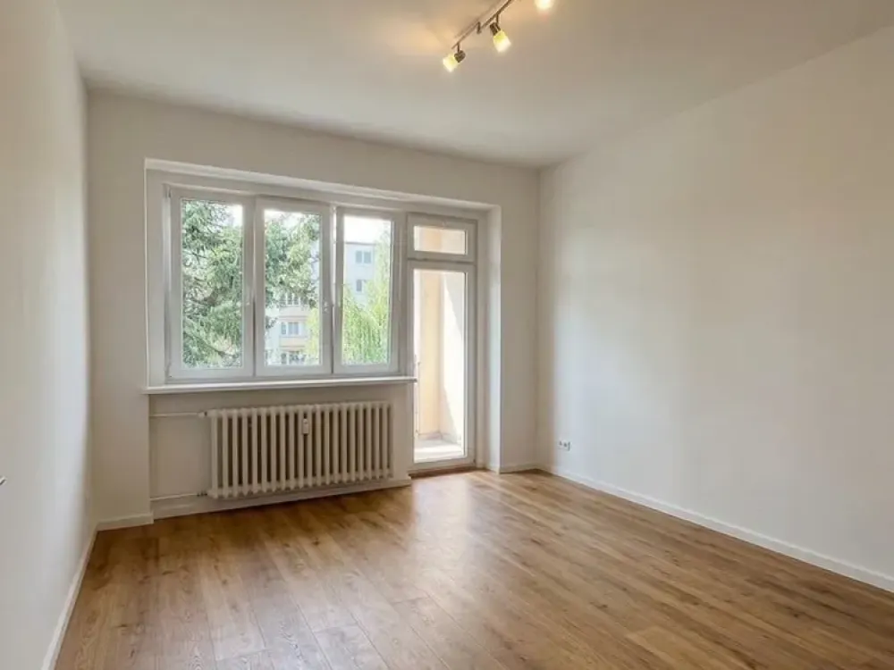 Renovierte 2-Zimmer Wohnung mit Balkon & brandneue Einbauküche, nähe FU-Berlin