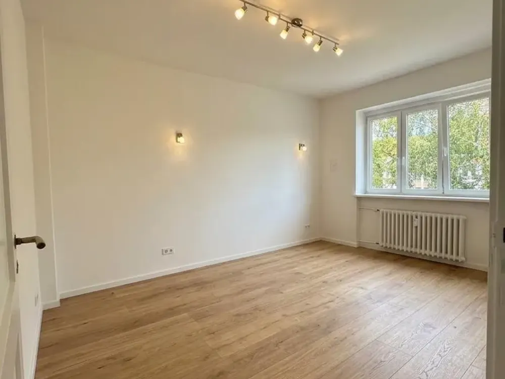 Renovierte 2-Zimmer Wohnung mit Balkon & brandneue Einbauküche, nähe FU-Berlin
