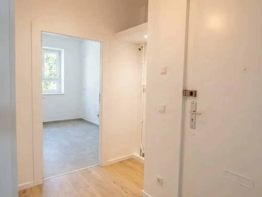 Renovierte 2-Zimmer Wohnung mit Balkon & brandneue Einbauküche, nähe FU-Berlin
