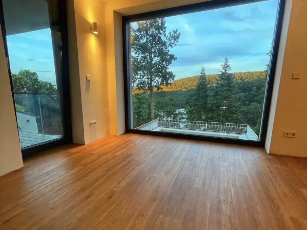 Erstbezug nach Luxussanierung: Exklusive 2,5-Zi Whg mit Panoramablick, Balkon & Gartenparzelle