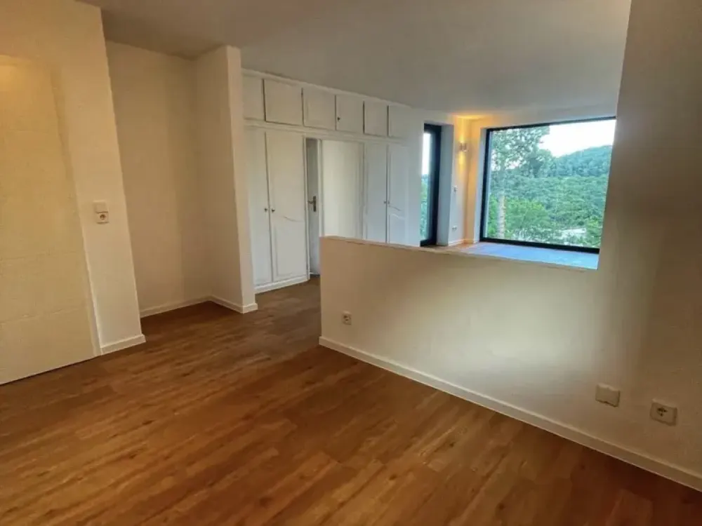 Erstbezug nach Luxussanierung: Exklusive 2,5-Zi Whg mit Panoramablick, Balkon & Gartenparzelle