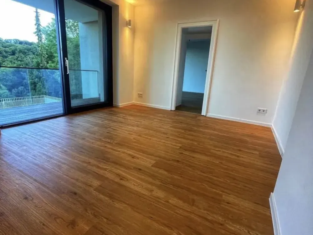 Erstbezug nach Luxussanierung: Exklusive 2,5-Zi Whg mit Panoramablick, Balkon & Gartenparzelle