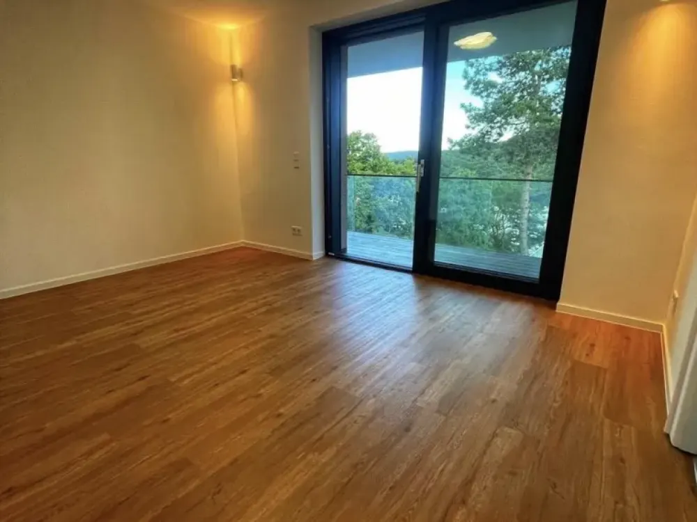 Erstbezug nach Luxussanierung: Exklusive 2,5-Zi Whg mit Panoramablick, Balkon & Gartenparzelle