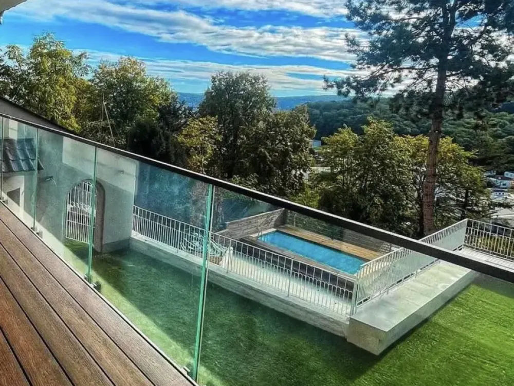Erstbezug nach Luxussanierung: Exklusive 2,5-Zi Whg mit Panoramablick, Balkon & Gartenparzelle