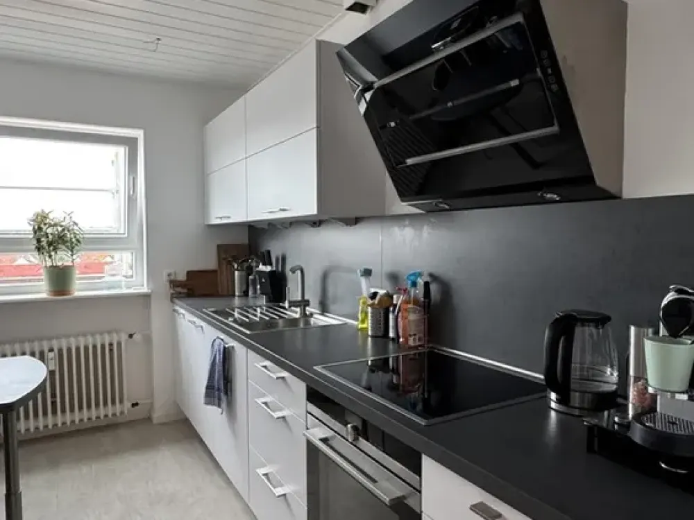 3-Zimmer-Wohnung in Maintal Bischofsheim: Balkon mit Skylineblick, Einbauküche und Garage