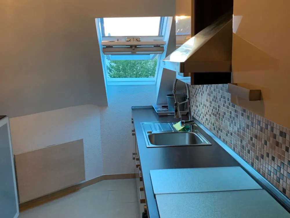 2 Zimmer DG Wohnung ca. 45m2, Küche, Dusche+Eckwanne,