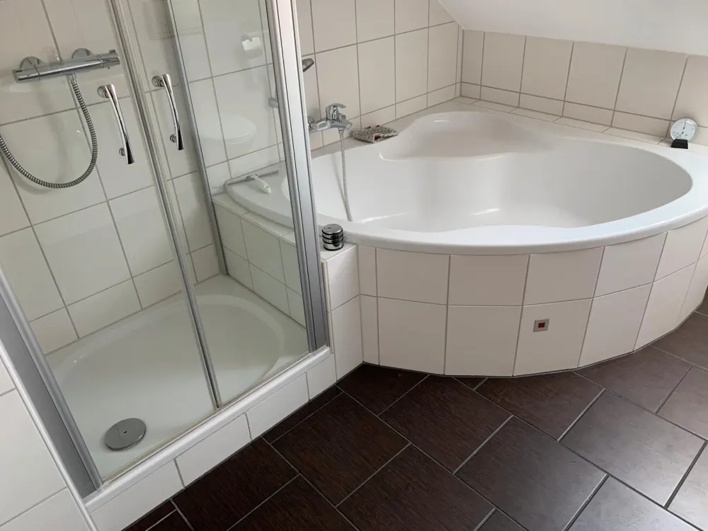2 Zimmer DG Wohnung ca. 45m2, Küche, Dusche+Eckwanne,