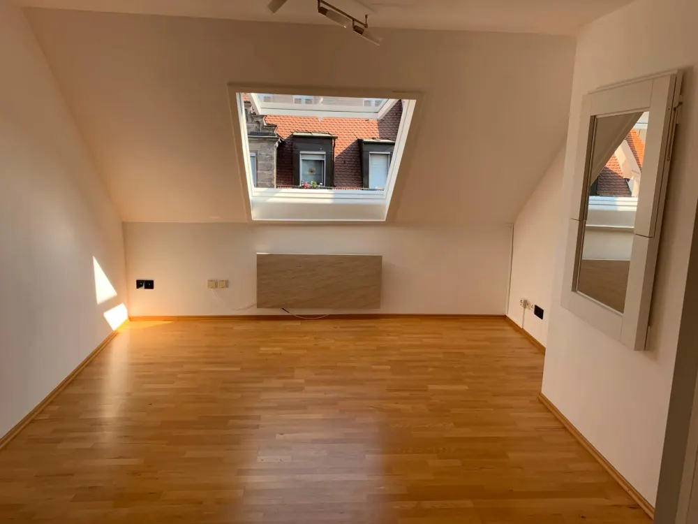 2 Zimmer DG Wohnung ca. 45m2, Küche, Dusche+Eckwanne,