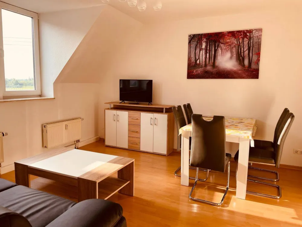 Helle Maisonette-Wohnung mit Einbauküche und großem Garten