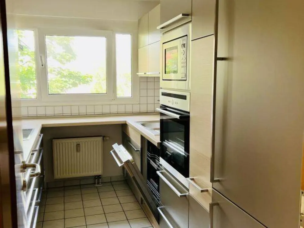 Provisionsfrei, helle 3,5-Zi.-Whg. 74qm mit EBK, Loggia, Gäste-WC und Abstellkammer im Herzen von S-Zuffenhausen, bezugsfrei ab 01.10.2026