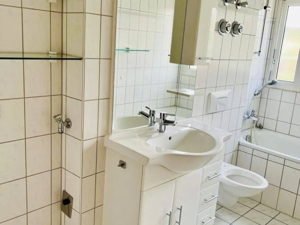 Provisionsfrei, helle 3,5-Zi.-Whg. 74qm mit EBK, Loggia, Gäste-WC und Abstellkammer im Herzen von S-Zuffenhausen, bezugsfrei ab 01.10.2026