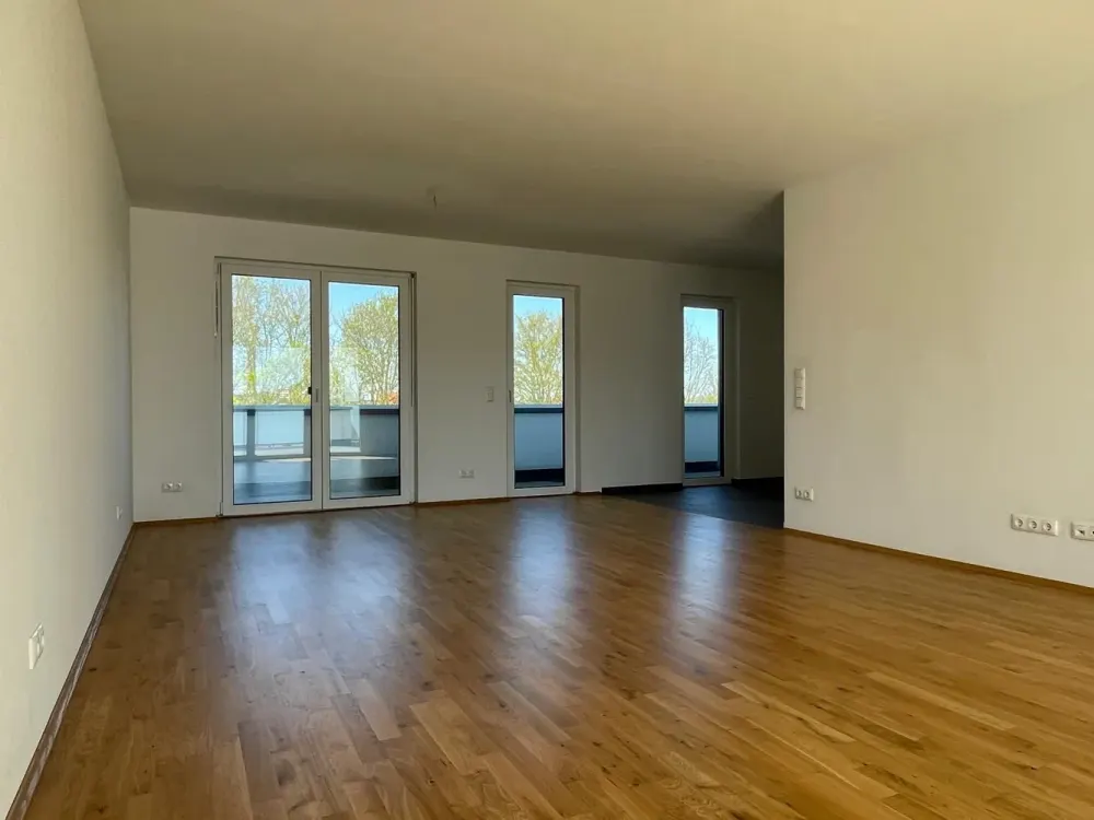 Helle und geräumige 4-Zimmer-Wohnung mit großem Balkon! 1 Monat KALTMIETFREI!