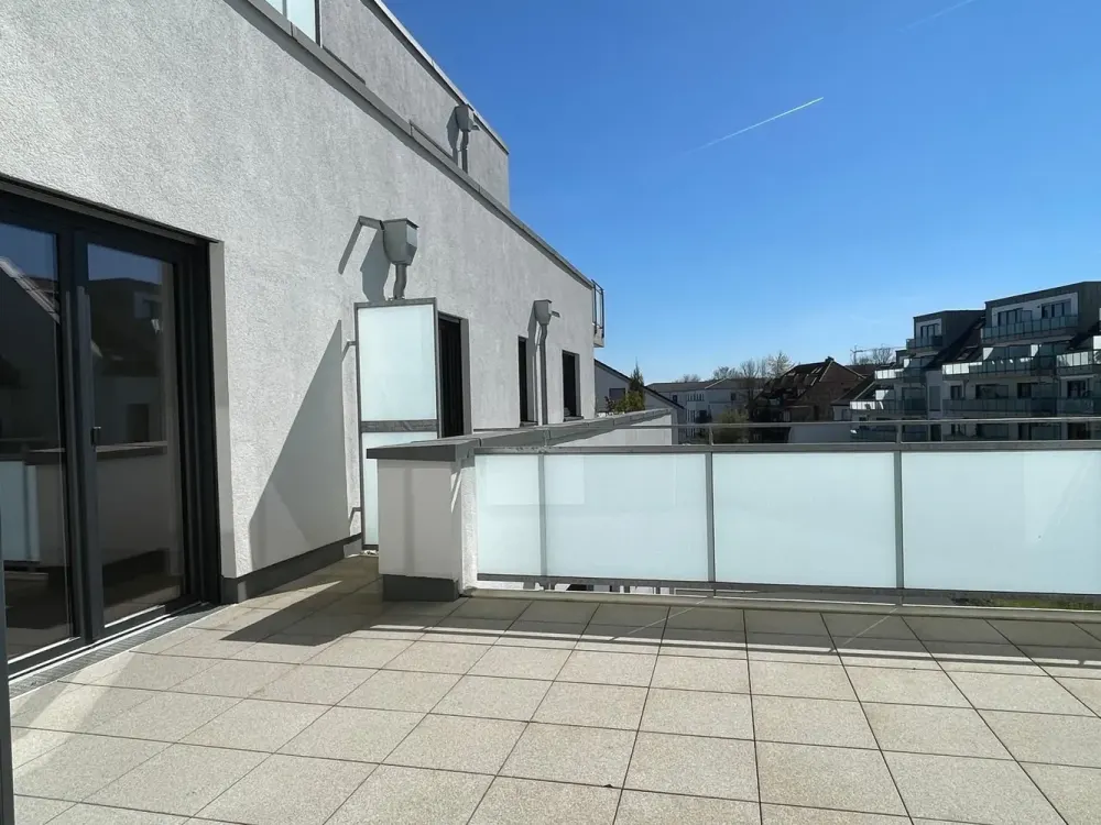 Helle und geräumige 4-Zimmer-Wohnung mit großem Balkon! 1 Monat KALTMIETFREI!