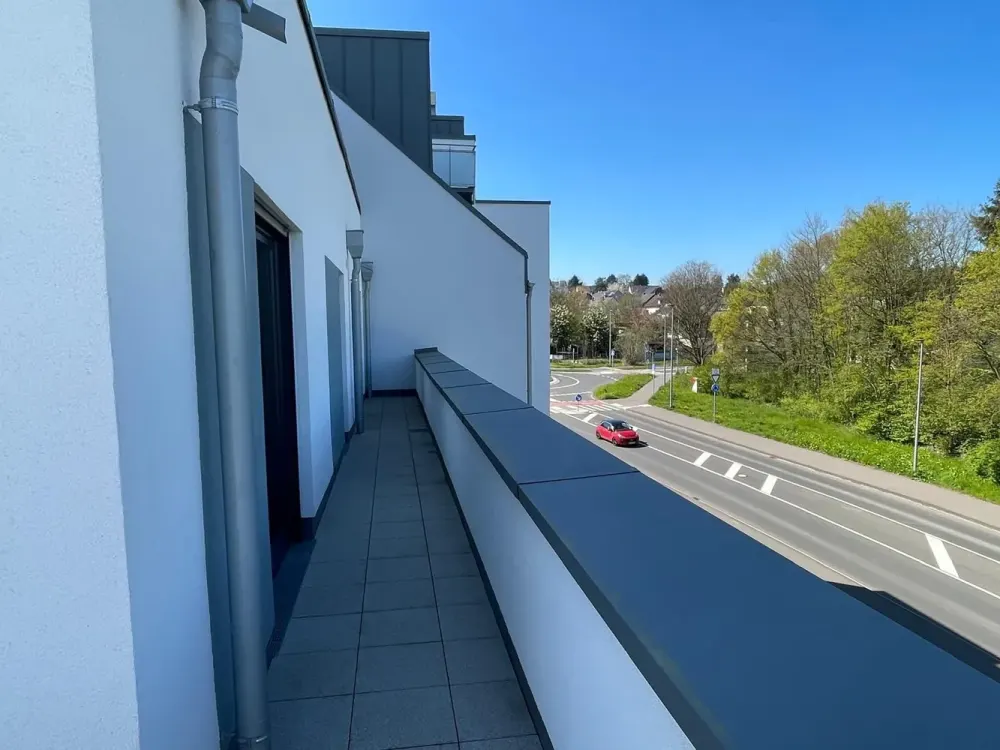 Helle und geräumige 4-Zimmer-Wohnung mit großem Balkon! 1 Monat KALTMIETFREI!