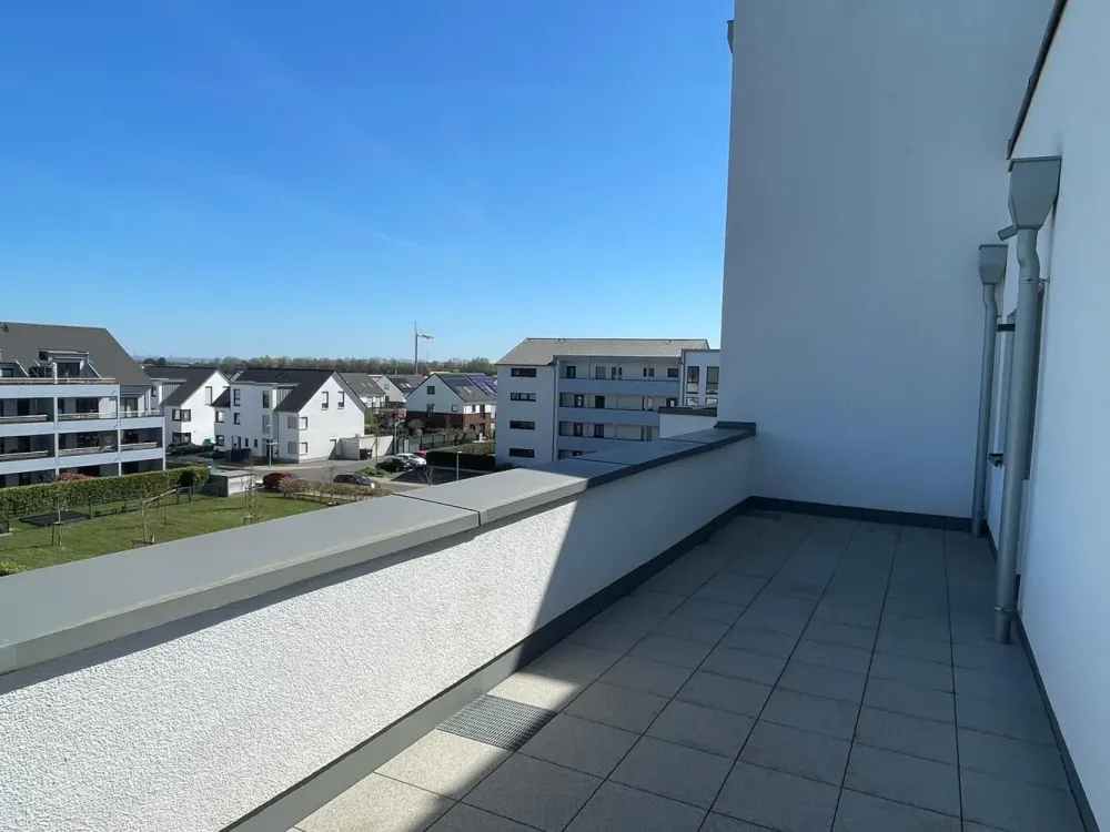 Helle und geräumige 4-Zimmer-Wohnung mit großem Balkon! 1 Monat KALTMIETFREI!