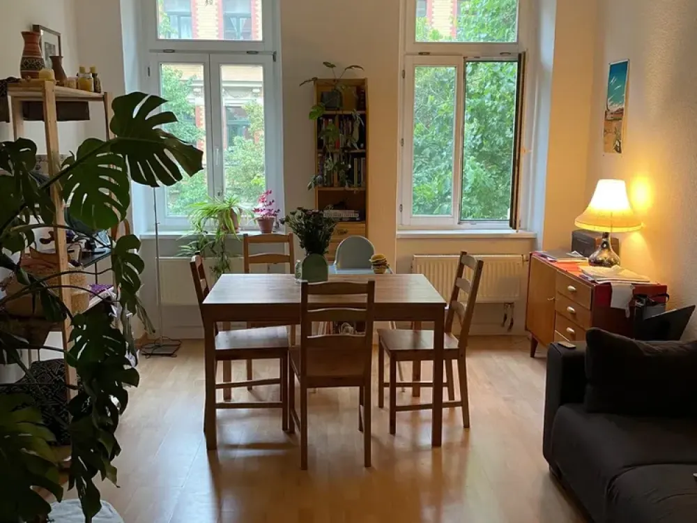 Old Building Stucco 3-Room Apartment in Leipzig