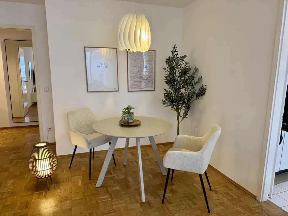 Modernisierte & komplett möblierte 2-Zimmer-Wohnung auf Zeit, Erstbezug nach Renovierung.