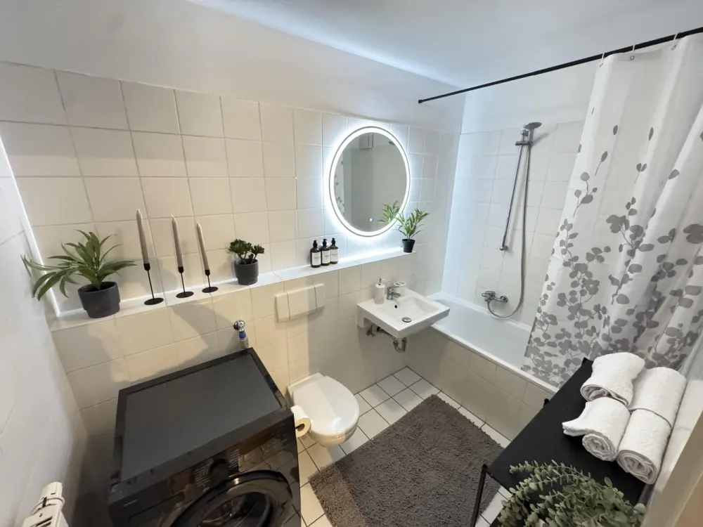 Modernisierte & komplett möblierte 2-Zimmer-Wohnung auf Zeit, Erstbezug nach Renovierung.