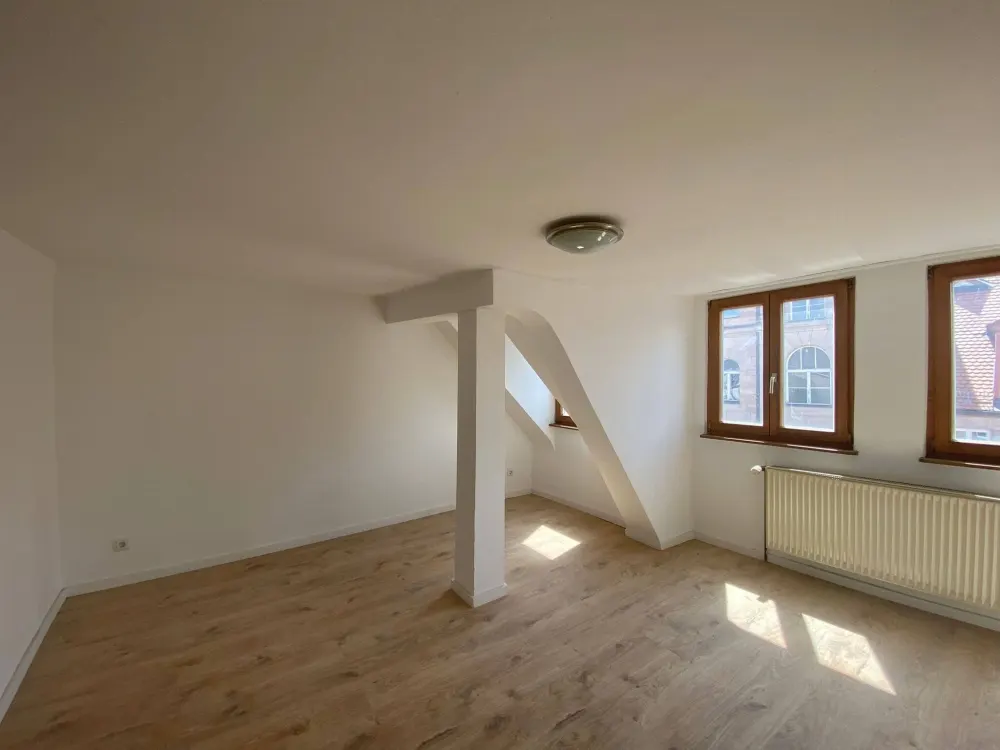 Erstbezug nach Sanierung: 3-Zi.-Maisonette-Wohnung mit Holzbalken und viel Charme in zentraler Altstadtlage