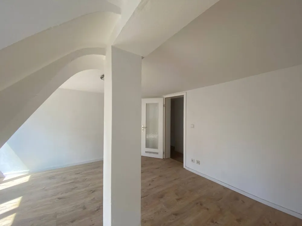 Erstbezug nach Sanierung: 3-Zi.-Maisonette-Wohnung mit Holzbalken und viel Charme in zentraler Altstadtlage