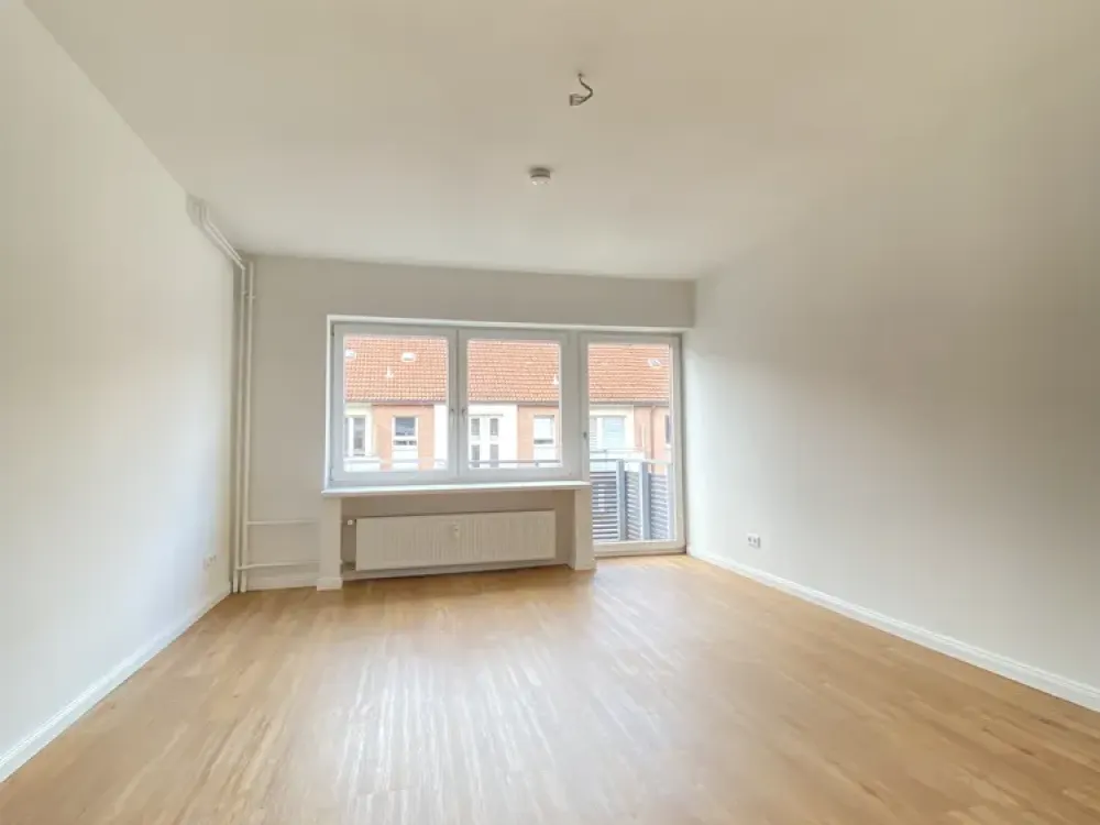 Beautiful 1-Room Apartment with Balcony and Fitted Kitchen
