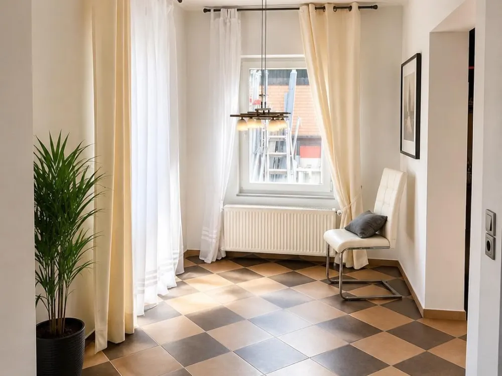 Schöne helle 3 Zimmerwohnung, Garage,Wannenbad,EBK, von privat