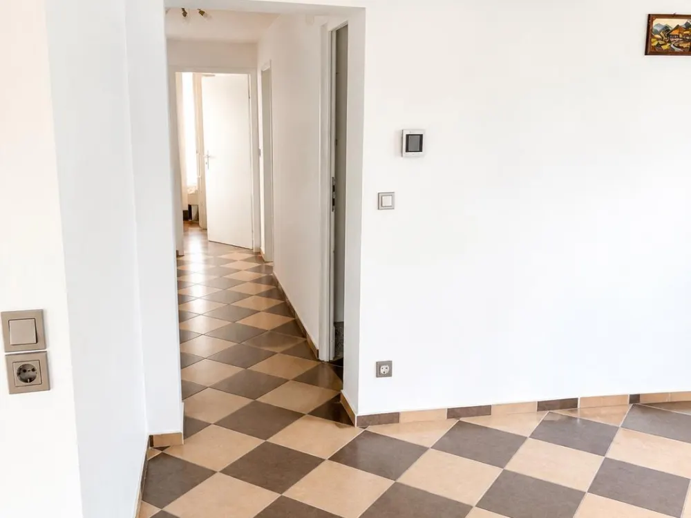 Schöne helle 3 Zimmerwohnung, Garage,Wannenbad,EBK, von privat