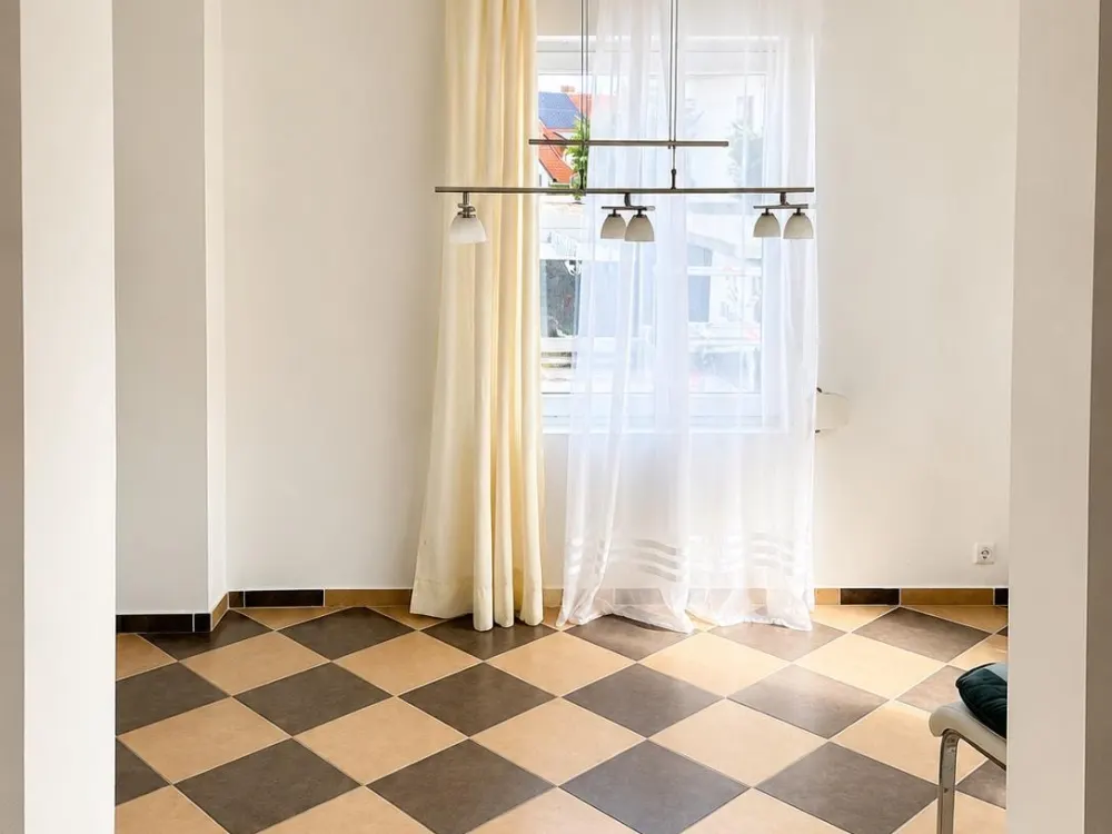 Schöne helle 3 Zimmerwohnung, Garage,Wannenbad,EBK, von privat