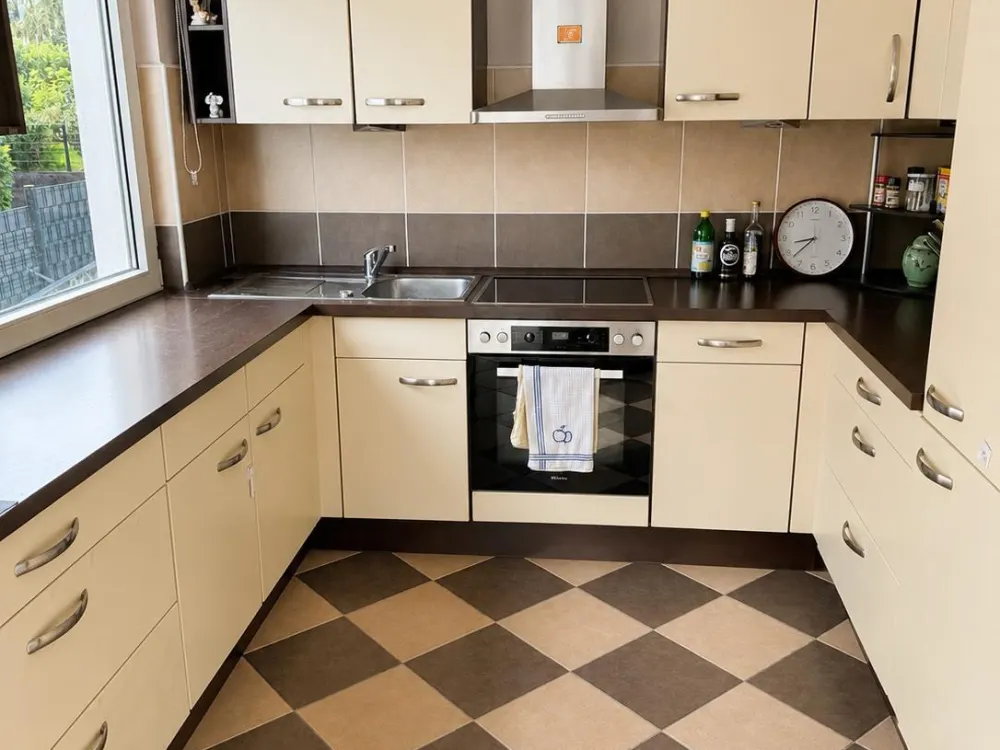 Schöne helle 3 Zimmerwohnung, Garage,Wannenbad,EBK, von privat
