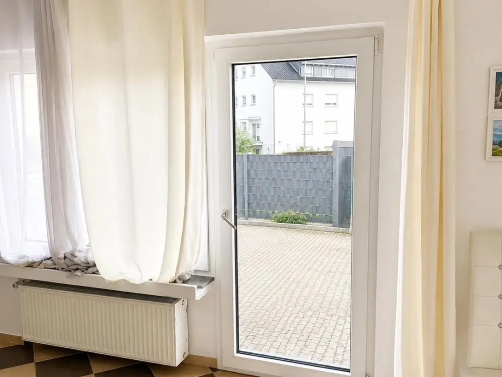 Schöne helle 3 Zimmerwohnung, Garage,Wannenbad,EBK, von privat