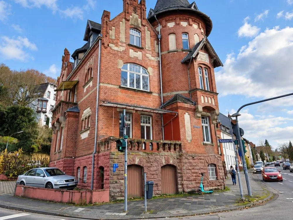 Bright, spacious 4-room apartment in a central location of Saarbrücken