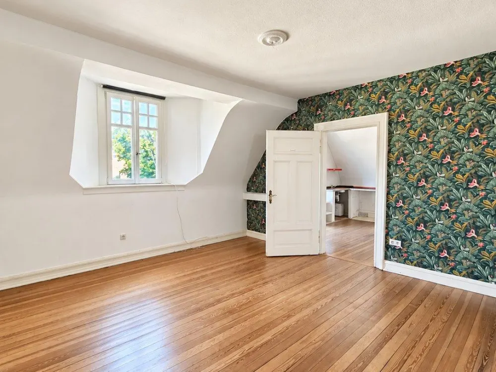 Bright, spacious 4-room apartment in a central location of Saarbrücken