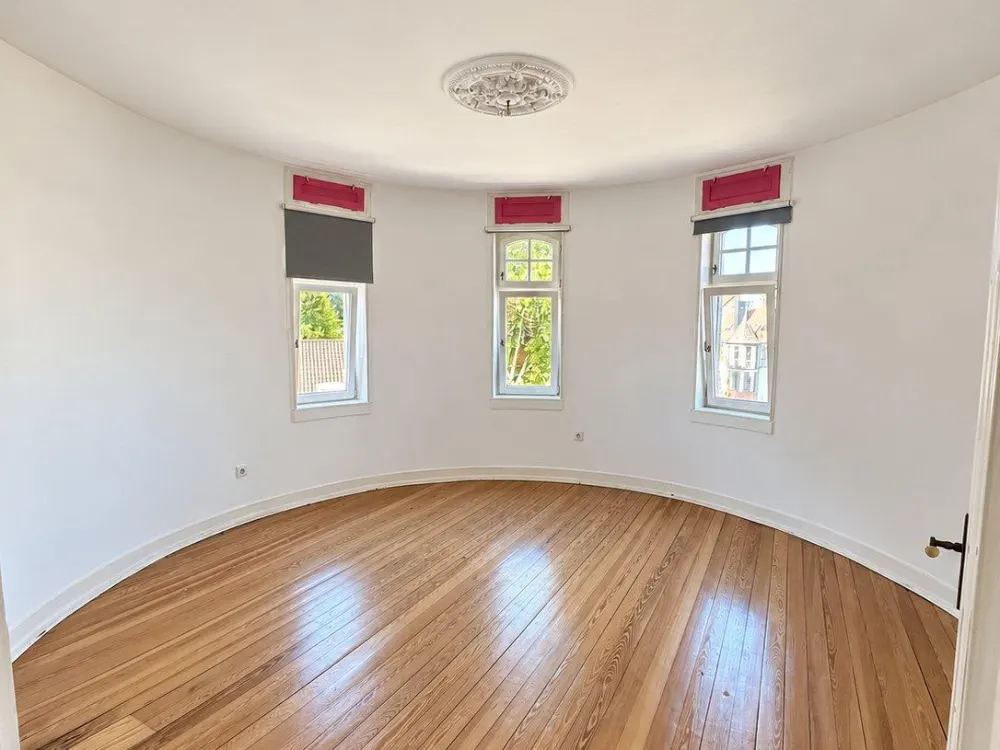 Bright, spacious 4-room apartment in a central location of Saarbrücken