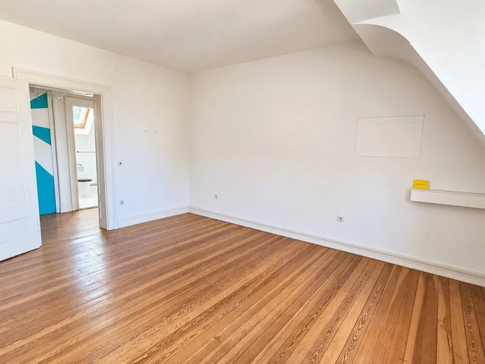 Bright, spacious 4-room apartment in a central location of Saarbrücken